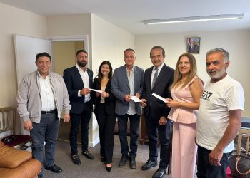 وفد من ممثلي الأحزاب اللبنانية في المملكة المتحدة يقدّم عرائض احتجاجية إلى السفارة اللبنانية في لندن