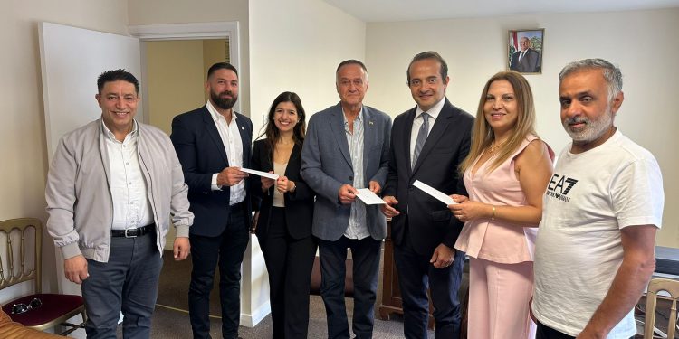 وفد من ممثلي الأحزاب اللبنانية في المملكة المتحدة يقدّم عرائض احتجاجية إلى السفارة اللبنانية في لندن