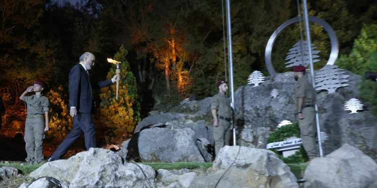 بين حكيم يبشّر بولادة وطن وشياطين “تنبش” في قبور الفتنة