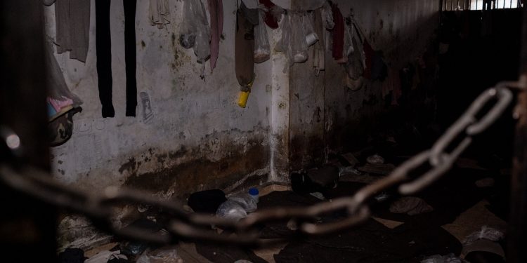 سجين سوري في رومية لنائب أميركي: حزب الله اعتقلنا