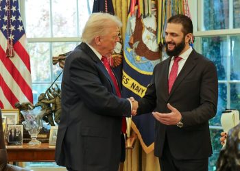 الشرع يجيب على سؤال: ماذا تقول لمن يتساءل عن كيفية رفع العقوبات عنك وأنت قاتلت ضد أمريكا؟