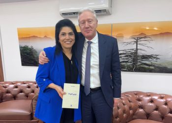 لحظات إنسانية مُعبِّرة بين الوزير و”سفيرة المضطهدين”