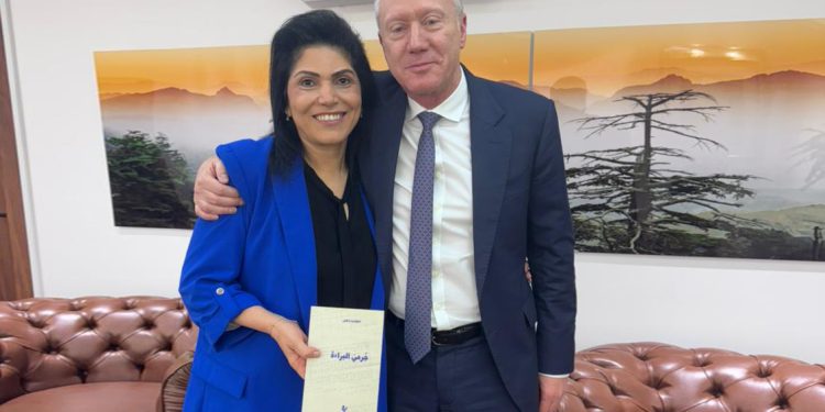 لحظات إنسانية مُعبِّرة بين الوزير و”سفيرة المضطهدين”