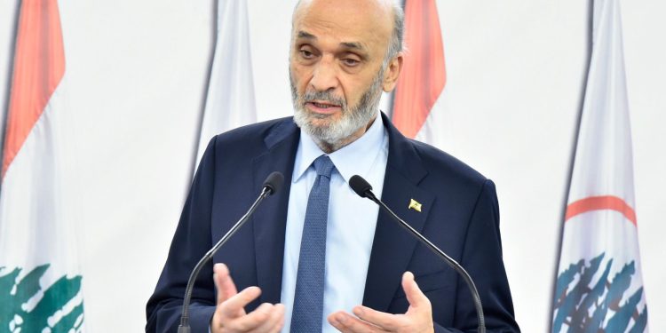 جعجع خلال تسليم بطاقات حزبية: القوات ليست حزباً عادياً… إنها مسيرة تاريخية