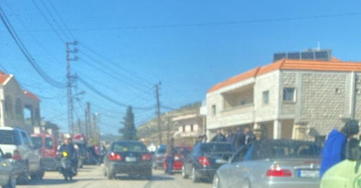 تجمّع النازحين عند مدخل رميش في هذه الأثناء استعدادًا للمغادرة امتثالًا لطلب البلدية
