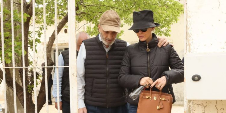 جولة لجعجع وعقيلته في مدينة بشري