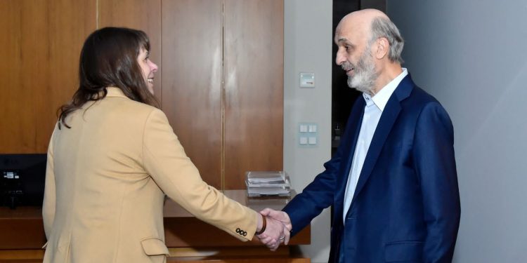سمير جعجع ورئيسة بعثة اللجنة الدولية للصليب الأحمر في لبنان آنياس دهور