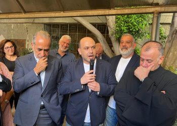 صامدون “ايد بإيد”