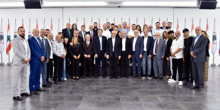 سمير جعجع مع وفد من بلدة رمحالا