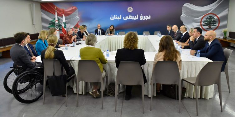 لقاء سمير جعجع ووفد من الديبلوماسيين الأوروبيين