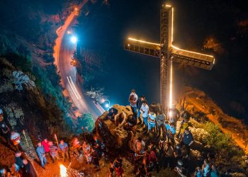 بعيدًا ذهبَ المصلوب… وبقيَ الصليب
