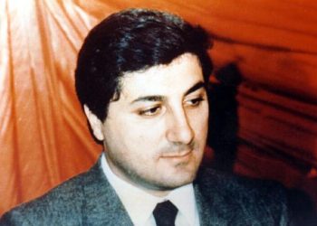 عندما تشبه الأقزام نفسها بالعمالقة