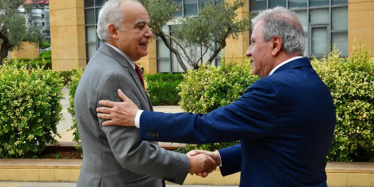 سلامة يطلق مشروعاً لإعادة تأهيل 60 مكتبة بلدية في لبنان.. والانطلاق من سن الفيل